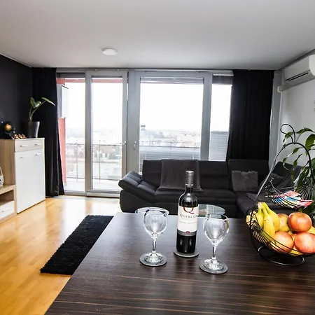 Hermes & 2 Free Garage Secured Parkings Apartment